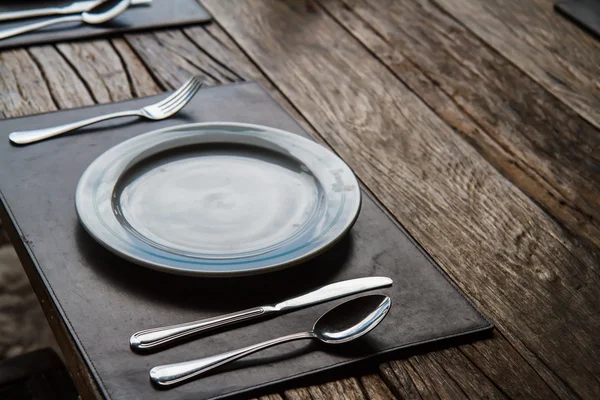 Sendok garpu lempeng di atas meja — Stok Foto