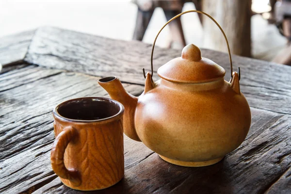 Waterkoker voor thee op houten tafel — Stockfoto