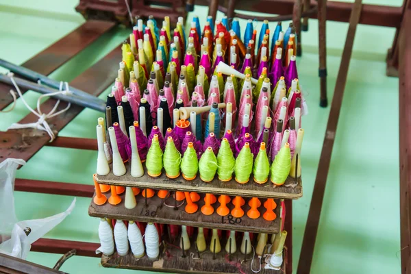 Ruwe zijde draad kleur voor de achtergrond. — Stockfoto