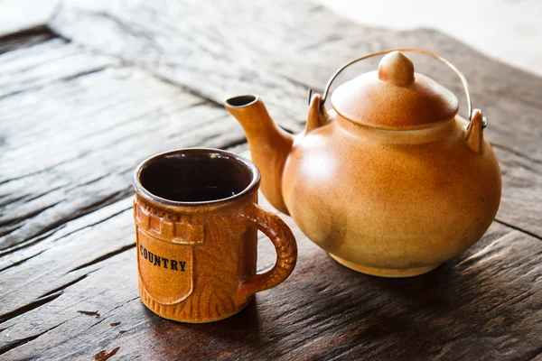 Ceainic pe masa de lemn — Fotografie, imagine de stoc