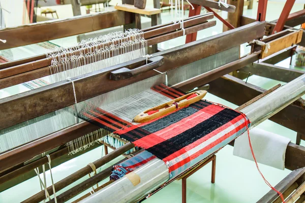 Stroje pro tkaní hedvábí v Thajsku. — Stock fotografie