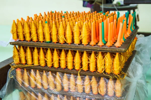 Ruwe zijde draad kleur voor de achtergrond. — Stockfoto