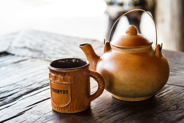 Чайник на деревянном столе — стоковое фото