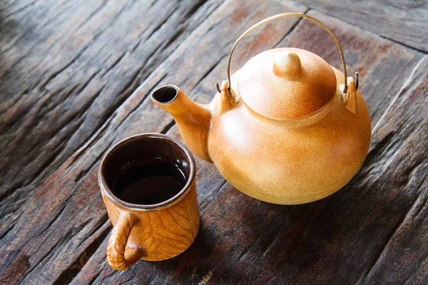 Chaleira de chá na mesa de madeira — Fotografia de Stock