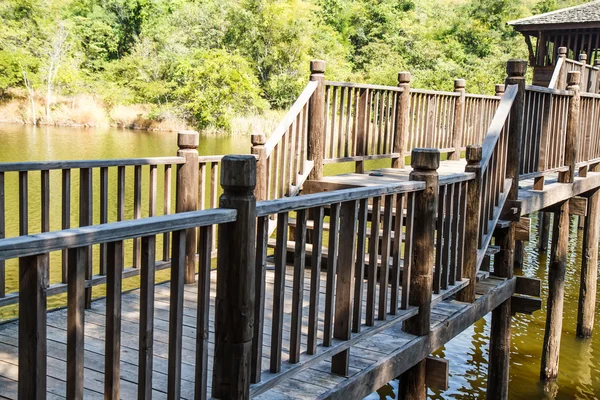 Puente de madera en la columna de agua — Foto de Stock