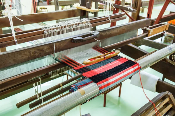 Stroje pro tkaní hedvábí v Thajsku. — Stock fotografie