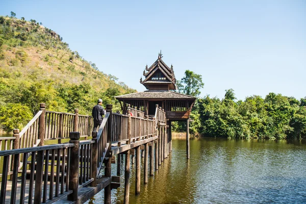 在池塘里，泰国的讲经堂. — 图库照片