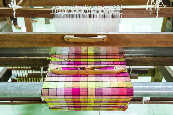 Telaio per la tessitura della seta in Thailandia . — Foto Stock