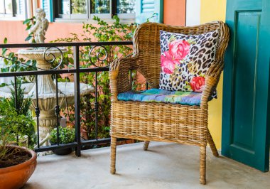 Hasır sandalyeleri evin önünde stand.