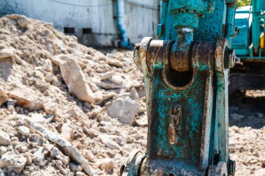 Kürek ile çelik jantlar.