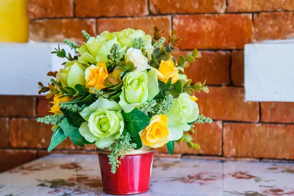 Bukett blommor på bordet — Stockfoto