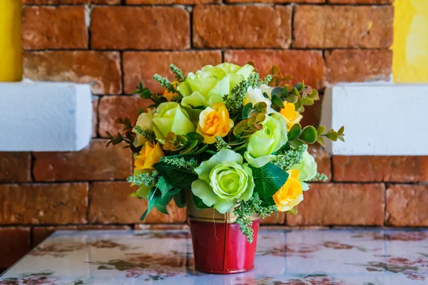 Bukett blommor på bordet — Stockfoto