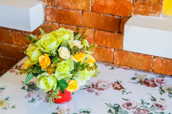 Kytice květin na stole — Stock fotografie