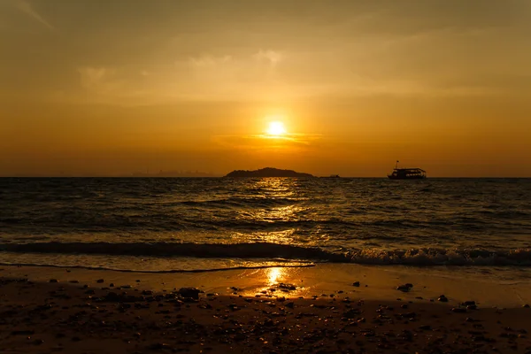 Zachód słońca na plaży na Koh Larn Pattaya.Thailand — Zdjęcie stockowe