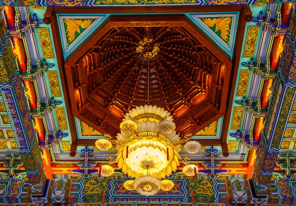 Lampada nel tempio cinese a Wat Leng-Noei-yi 2 — Foto Stock