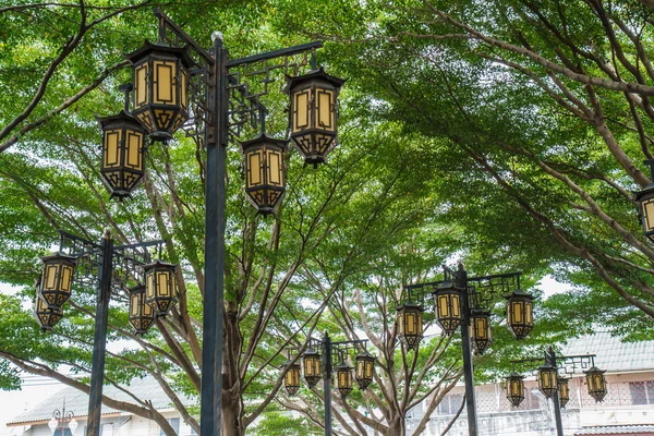 Lanternas chinesas no jardim — Fotografia de Stock