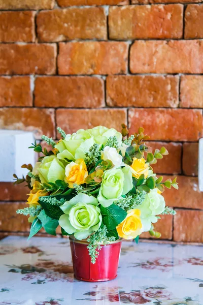 Bukett blommor på bordet — Stockfoto