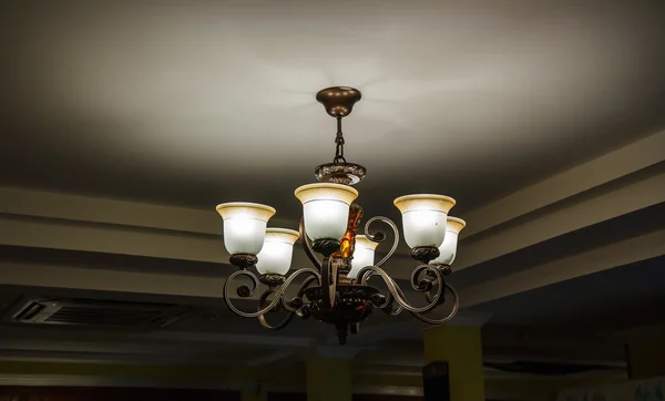 Светильник с металлическим потолком лампы — стоковое фото