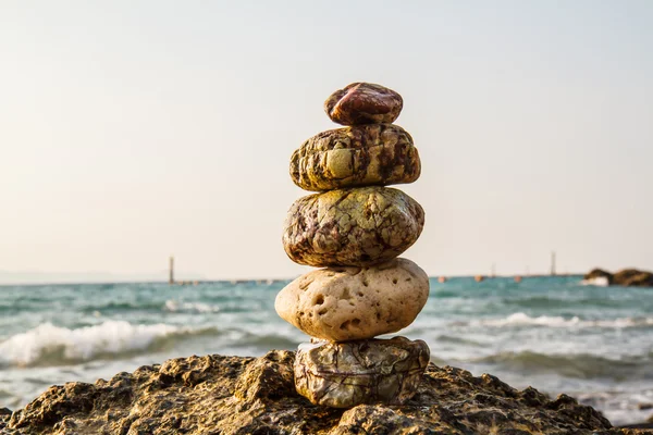 Rocce sulla costa del mare nella natura — Foto Stock