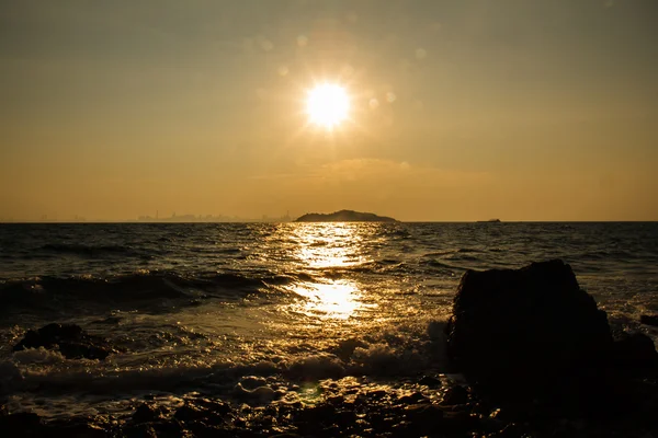 Puesta de sol en la playa de Koh Larn Pattaya.Tailandia — Foto de Stock