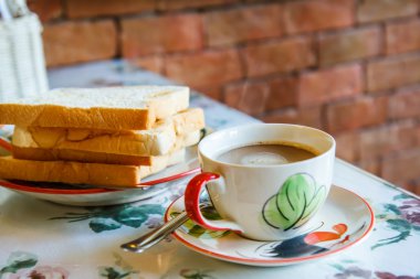 Kahve fincanı masada.