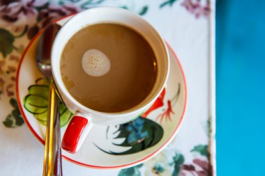 Kahve fincanı masada.