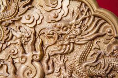 Golden dragon kırmızı ahşap üzerine dekore edilmiştir.