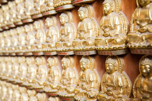 Buda heykelleri Wat Borom Racha Kanchana Phisake (Wat Leng Noei Yi 2) — Stok fotoğraf