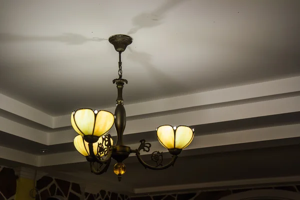 Светильник с металлическим потолком лампы — стоковое фото