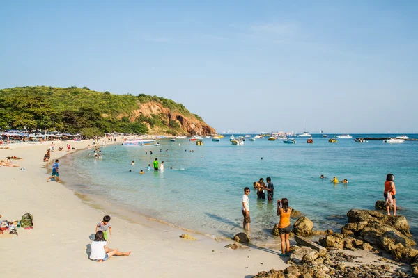 PATTAYA, THAILAND - January 1, 2015:  tourists playing at Beach, — Stock Photo, Image