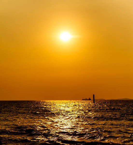 ดวงอาทิตย์ตกที่ชายหาดบนเกาะล้าน พัทยา ประเทศไทย — ภาพถ่ายสต็อก