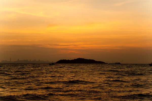 Coucher de soleil sur la plage de Koh Larn Pattaya.Thaïlande — Photo