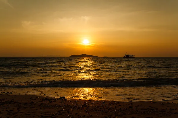 Pôr do sol na praia em Koh Larn Pattaya.Thailand — Fotografia de Stock