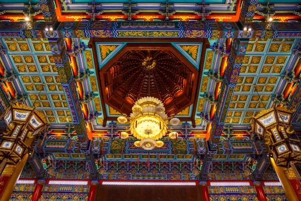 Лампа в китайском храме в Ват Ленг-Нойи 2 — стоковое фото