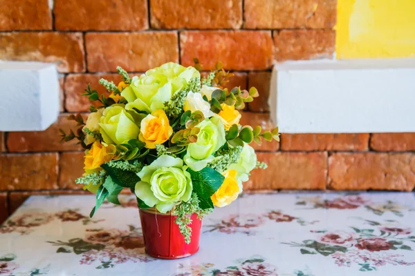 Bukett blommor på bordet — Stockfoto