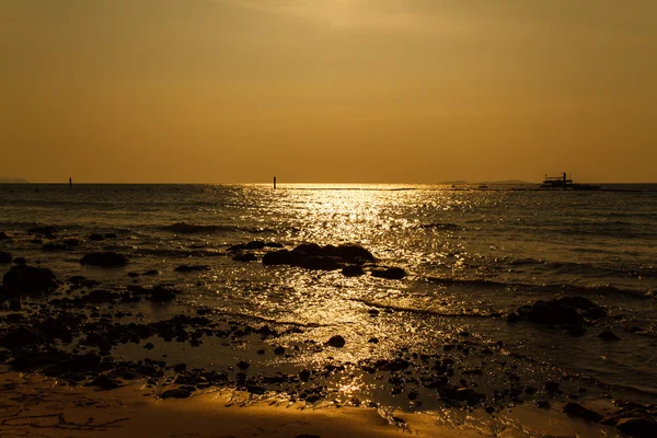 Puesta de sol en la playa de Koh Larn Pattaya.Tailandia — Foto de Stock