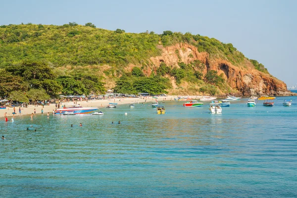 PATTAYA, THAILAND - January 1, 2015:  tourists playing at Beach, — Stock Photo, Image