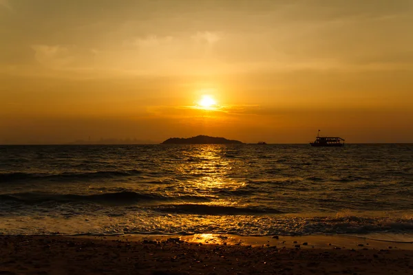 Pôr do sol na praia em Koh Larn Pattaya.Thailand — Fotografia de Stock