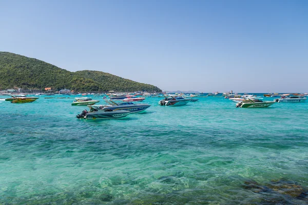 PATTAYA, THAILAND - December 31, 2014: tourist boat at Beach, in — Stock Photo, Image