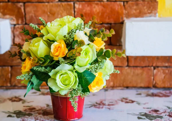 Bukett blommor på bordet — Stockfoto