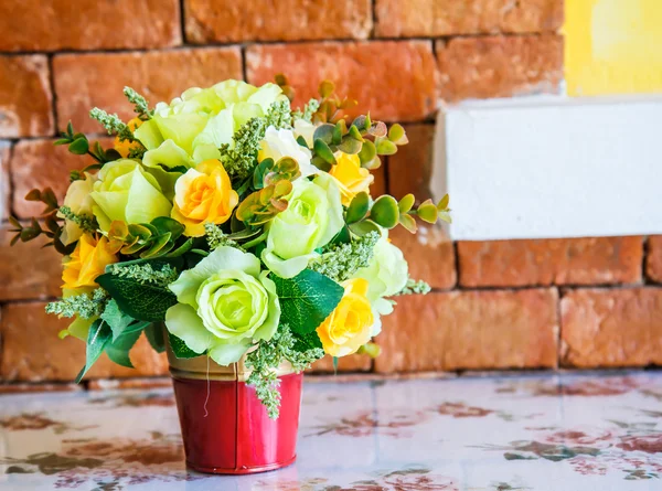 Ramo de flores en la mesa — Foto de Stock