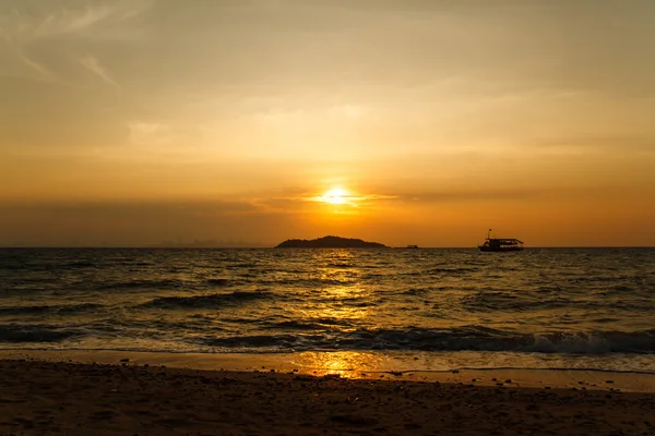 Sunset at the beach on Koh Larn Pattaya.Thailand — Stock Photo, Image