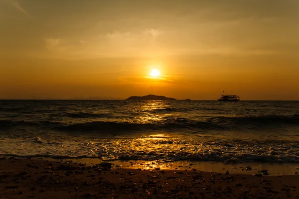 Coucher de soleil sur la plage de Koh Larn Pattaya.Thaïlande — Photo
