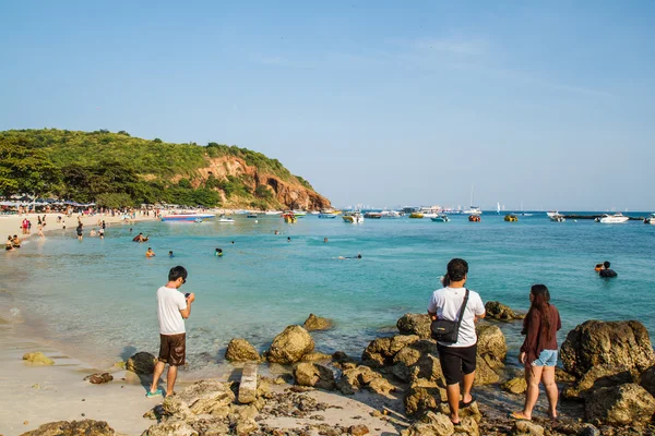 PATTAYA, THAILAND - January 1, 2015:  tourists playing at Beach, — Stock Photo, Image