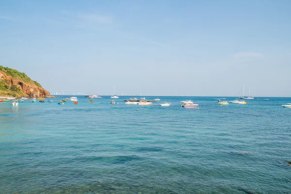 PATTAYA, THAILAND - January 1, 2015: tourist boat at Beach, in K — Stock Photo, Image