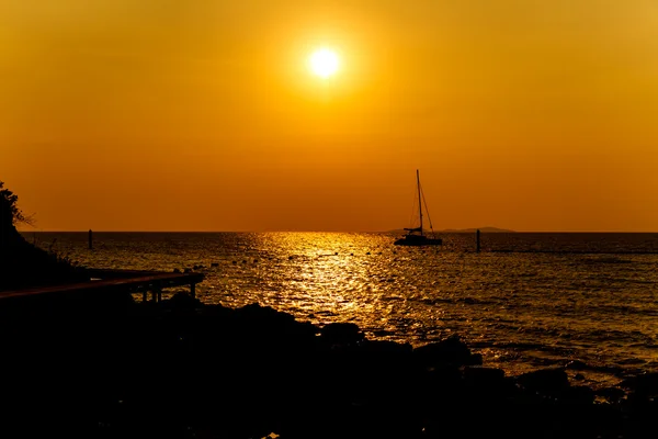 Coucher de soleil sur la plage de Koh Larn Pattaya.Thaïlande — Photo