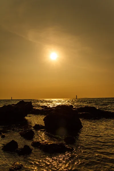 Puesta de sol en la playa de Koh Larn Pattaya.Tailandia — Foto de Stock