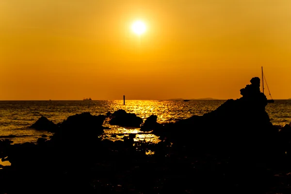 Zonsondergang op het strand van Koh Larn Pattaya.Thailand — Stockfoto