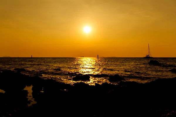 Puesta de sol en la playa de Koh Larn Pattaya.Tailandia — Foto de Stock