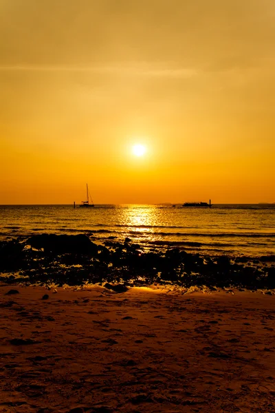 Захід сонця на пляжі на Кох-ЛАРН Pattaya.Thailand — стокове фото